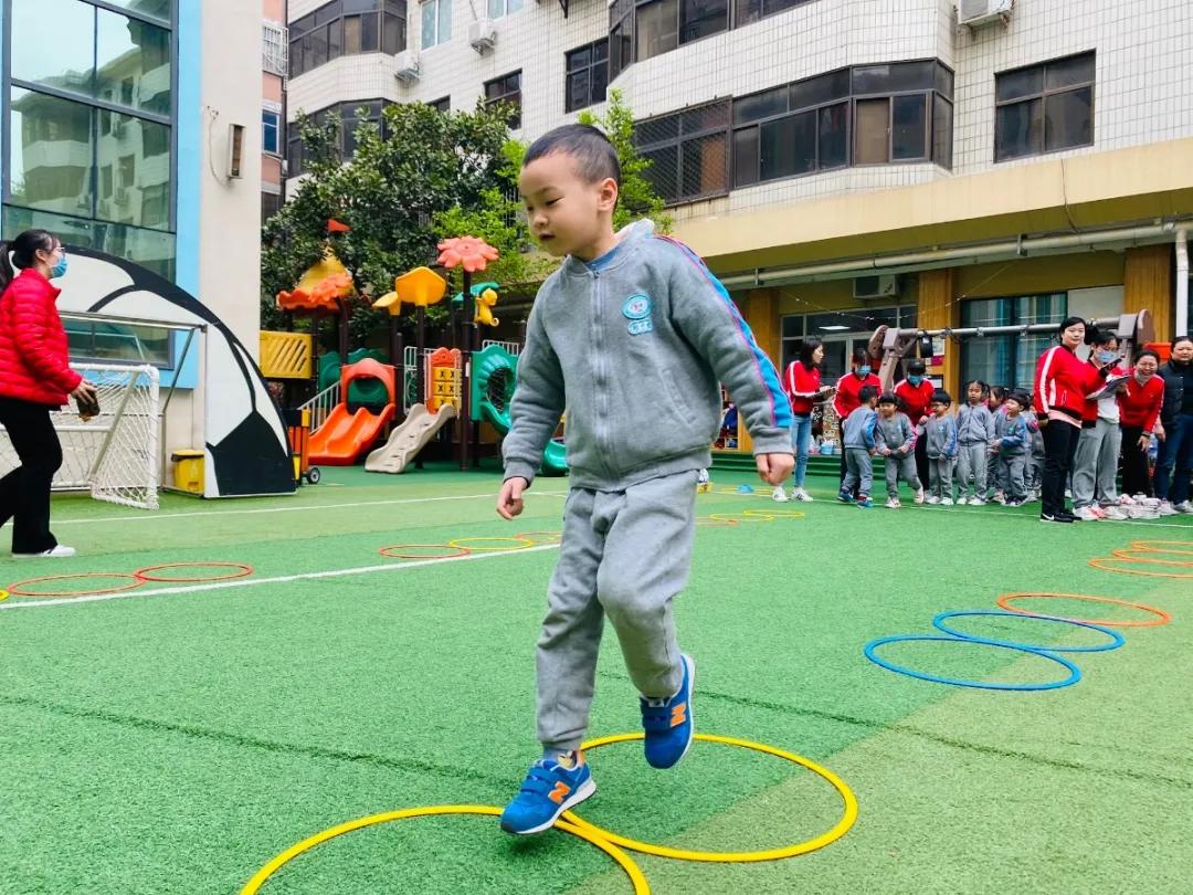 幼儿园足球嘉年华足球比赛视频,幼儿园足球主题游园活动