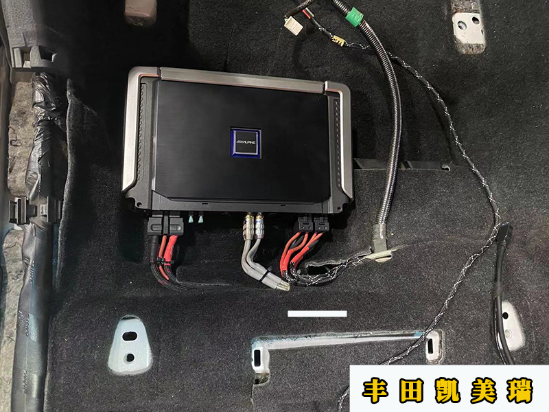 丰田凯美瑞加装低音炮1000左右 (丰田凯美瑞升级原车三分频jbl音响)