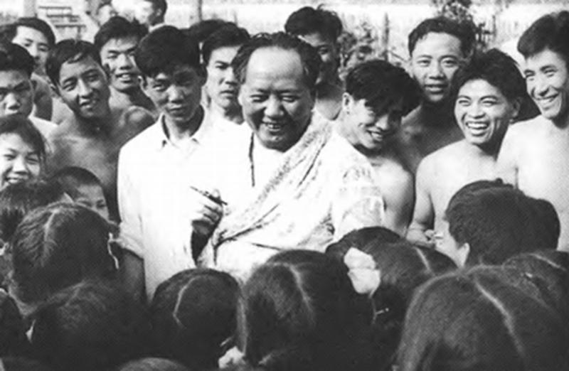 毛*东泽**时隔32年重回韶山,看到父母坟墓破烂不堪:不要修,就这样