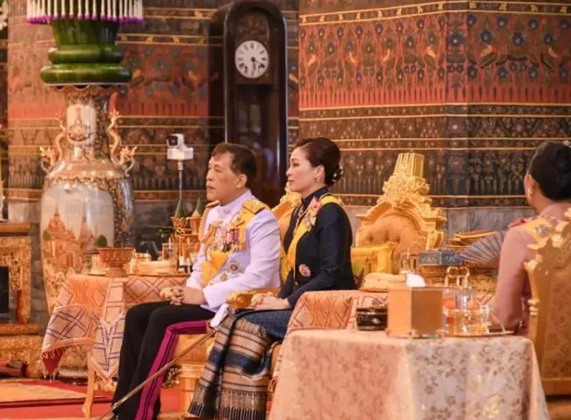 最新公务活动，诗妃坐次改变暗示地位改变，跪地卑微惹人怜