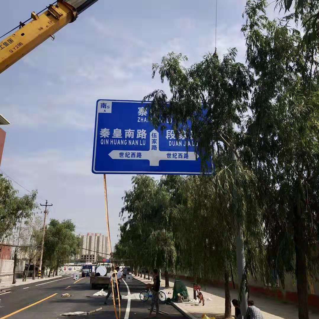 老板更换道路标志牌的季节到了陕西驰也欢迎您