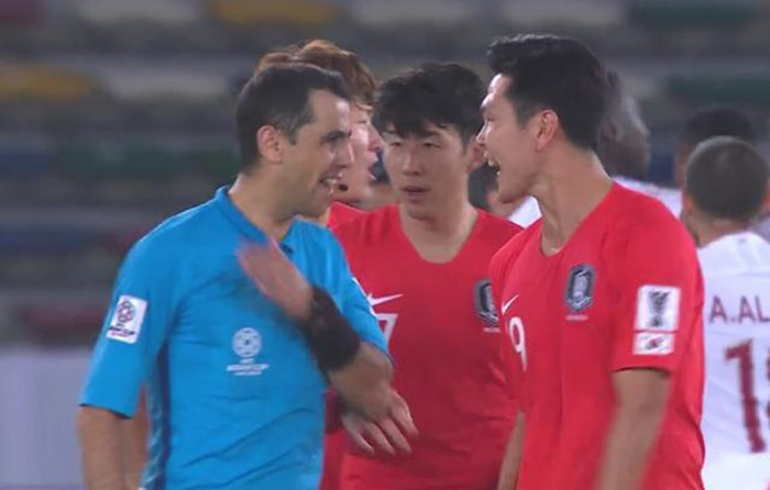 伊朗球员打人，韩国球员骂裁判都没事！中国球员却因犯规遭到罚款