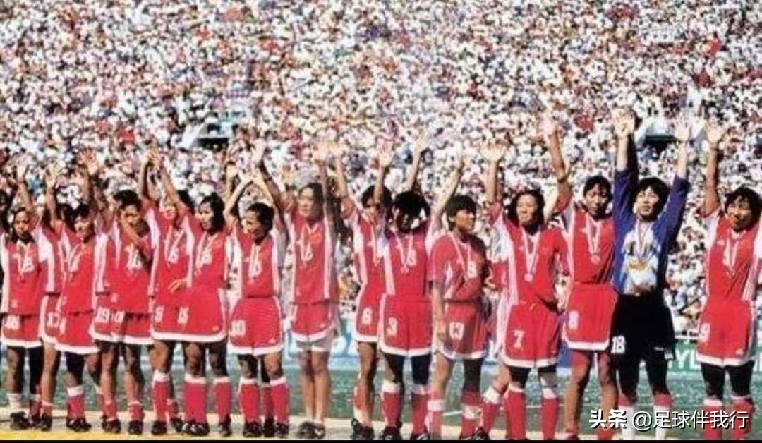 国足晋级球迷高唱我的祖国,高唱我和我的祖国对唱版