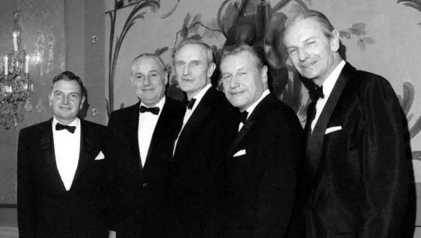 马云对话白岩松刷屏,外国人评论马云和白岩松对话