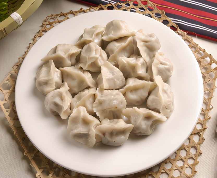 水煮饺子放什么煮才不会开口呢,煮新鲜饺子的不破皮正确方法