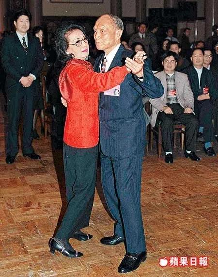 三房太太,13名子女,争夺几百亿家产,霍家宫斗比港剧精彩多了