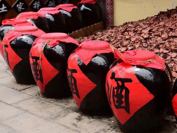 开瓶后窜出咬人的蛇为何蛇在酒中泡这么久不死