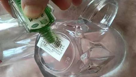 胶带顽固胶印怎么去除,如何快速去除透明胶带留下的胶印