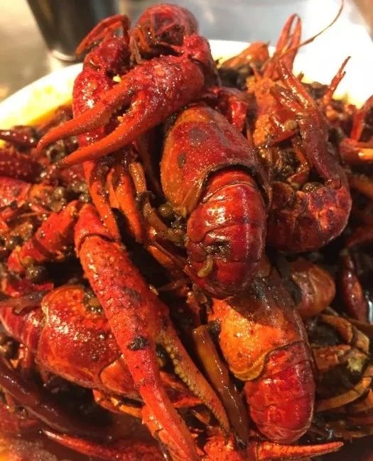 南宁美食推荐必吃龙虾,南宁最好吃的五香龙虾