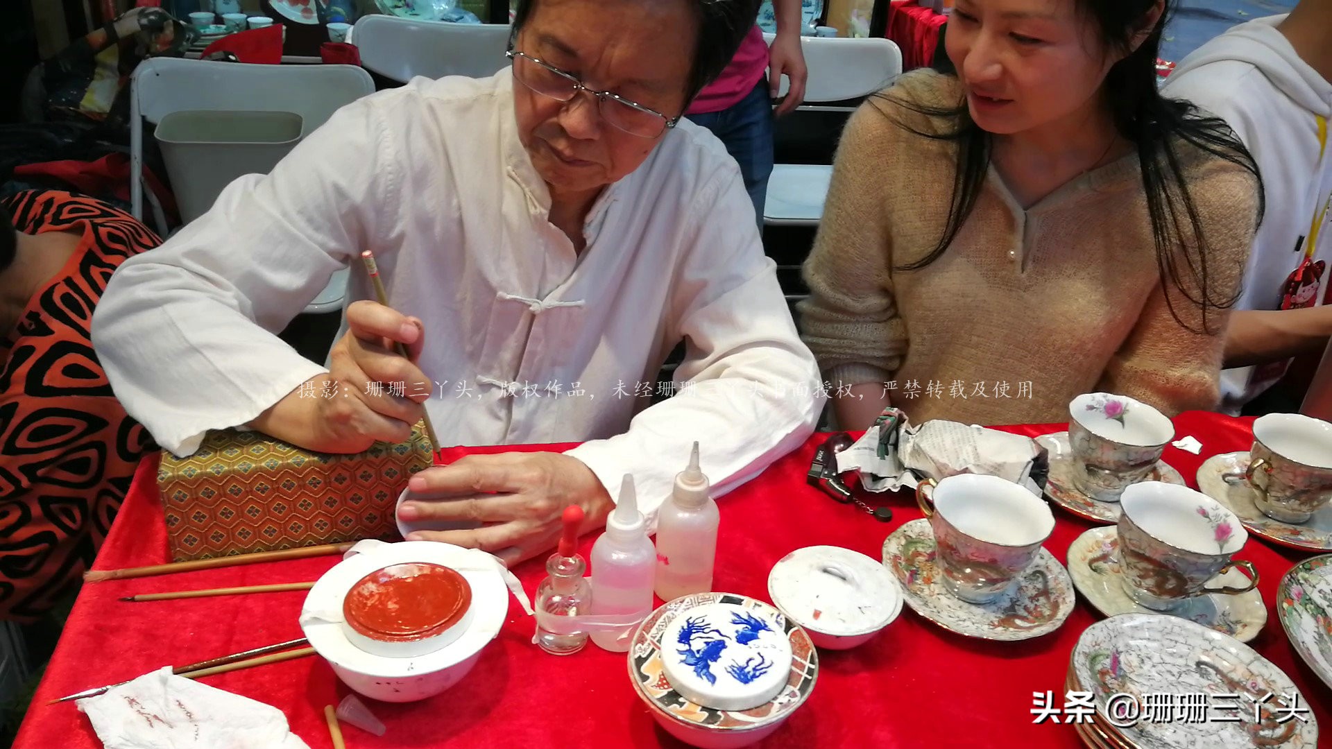 这种“积金堆玉”的特色工艺品，外国一些王室贵族专程到广州采购