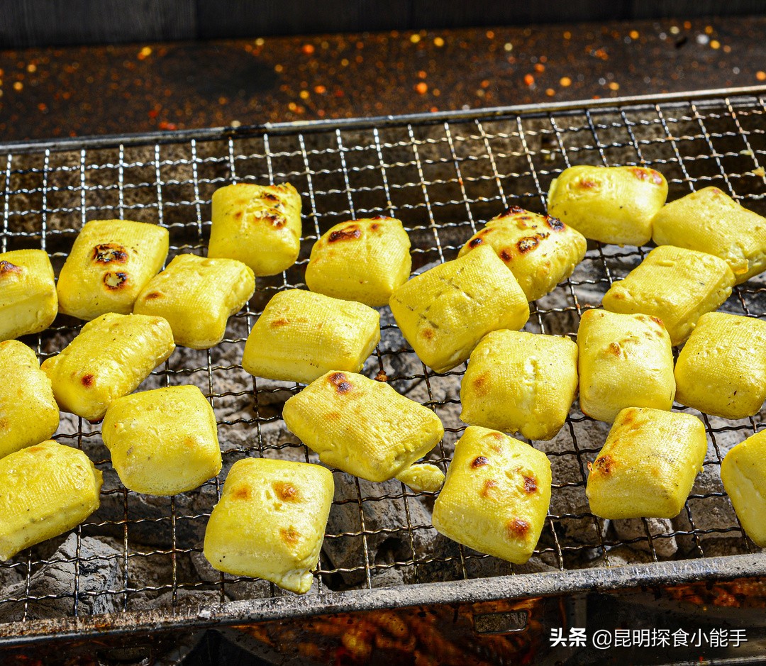 昆明哪里吃正宗石屏豆腐,云南久负盛名的石屏包浆豆腐