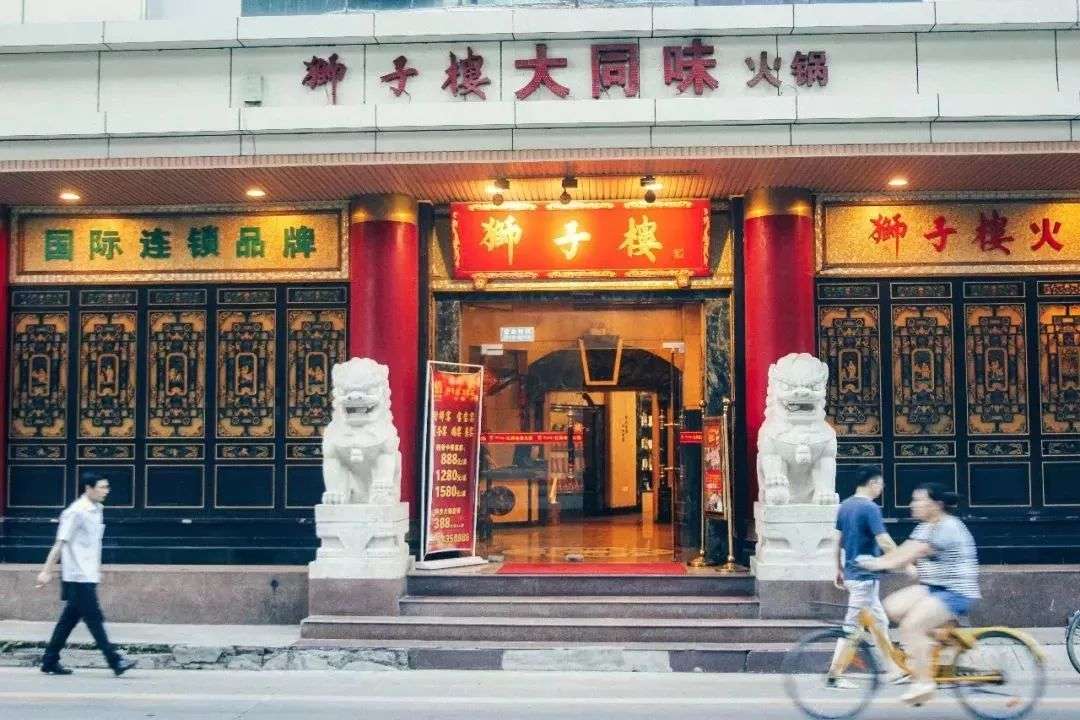 她靠3口锅摆摊起家，当上火锅皇后，断腿造洪崖洞，捧红重庆