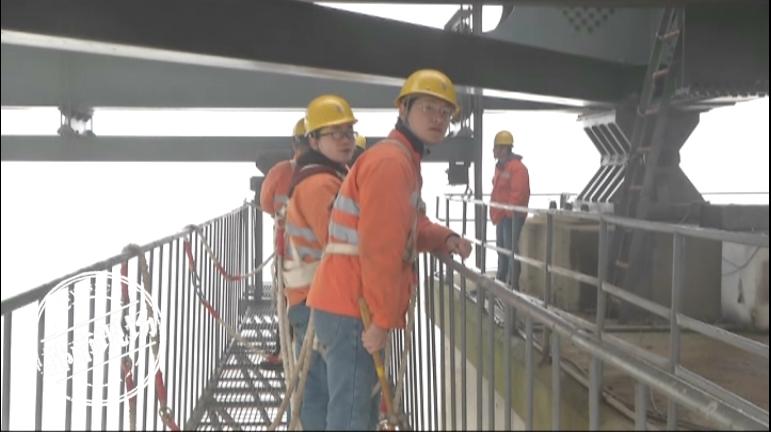 九江：他们工作时，脚下是惊涛骇浪，头顶常有列车驶过