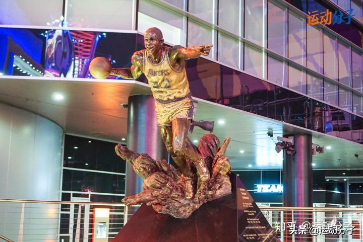 斯台普斯球馆雕像,斯台普斯中心门前的雕像