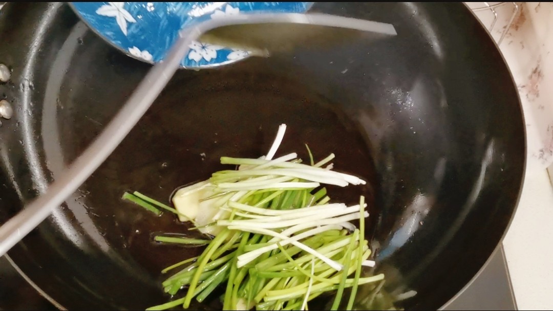 死掉的小河虾太小怎么清理干净,小河虾捞出之后先怎么处理能吃