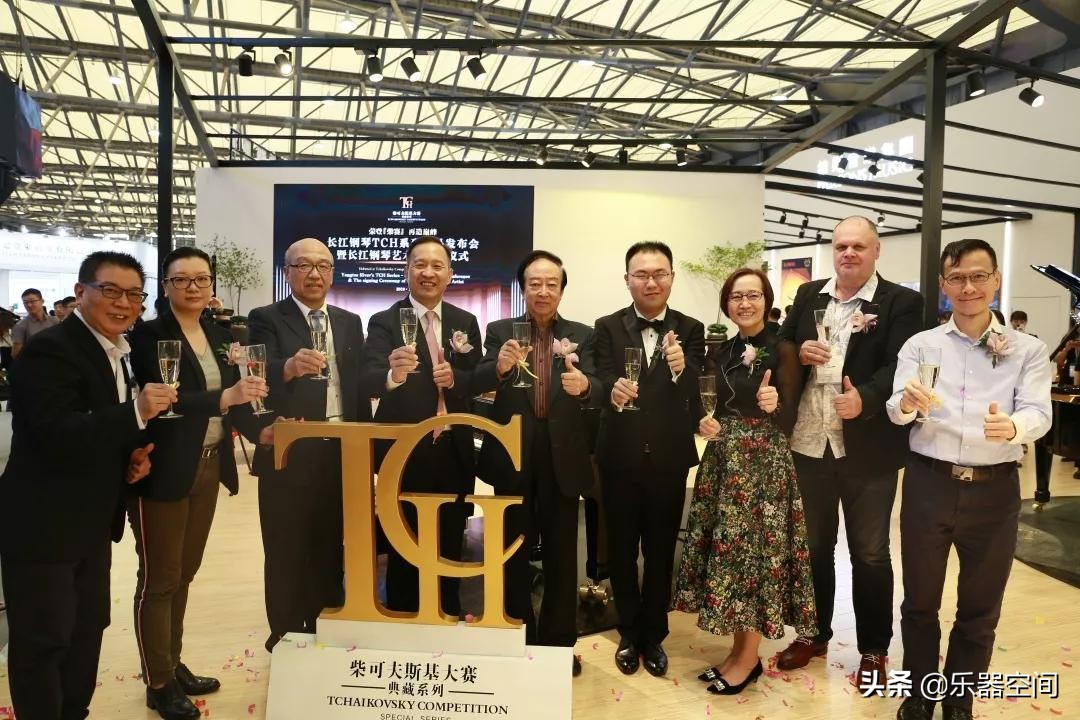 钢琴家安天旭签约长江钢琴艺术家,安天旭弹钢琴大赛