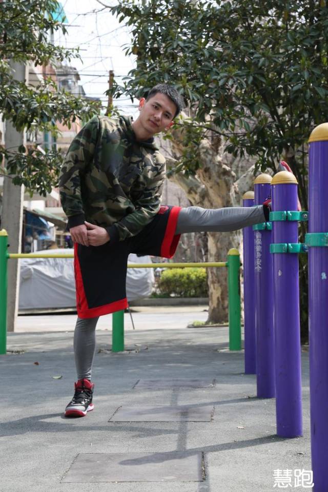 小臂拉伸细节,跳绳热身拉伸动作细节