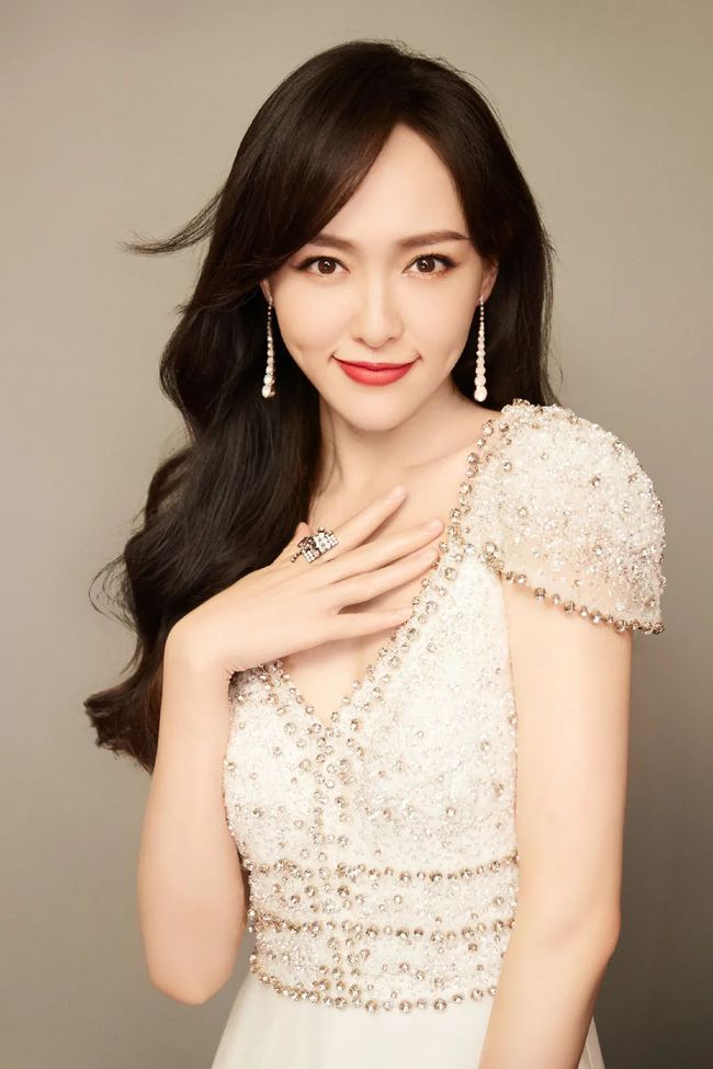 什么颜色的奶茶色好看又显白,染什么颜色显白减龄奶茶色