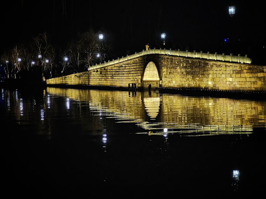 西湖夜游重启夜西湖美不胜收,开车夜游西湖视频夜景
