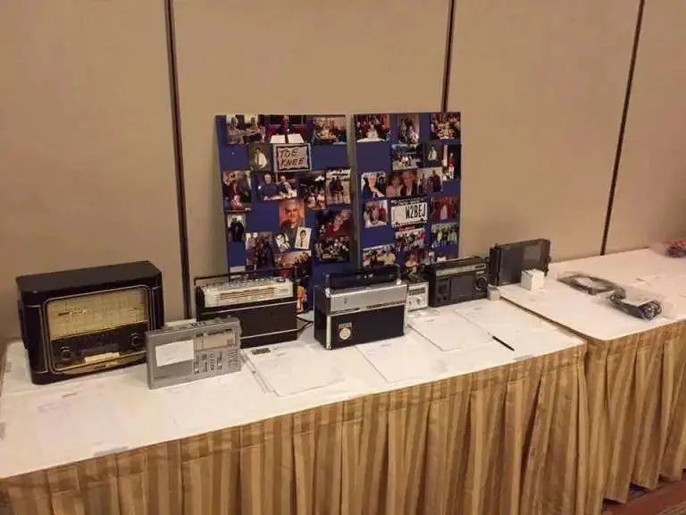 「火腿维修室」拯救一台老式EtonE1收音机,解决橡胶涂层粘手问题