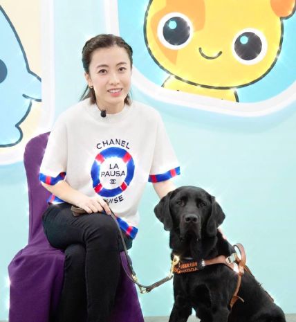 香港女首富甘比被质疑品味?参加公益活动一件半袖价值1万4