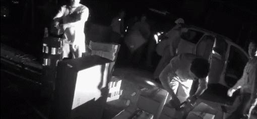 男子开面包车撞上电动车逃逸,男子开面包车撞上电动车后逃逸