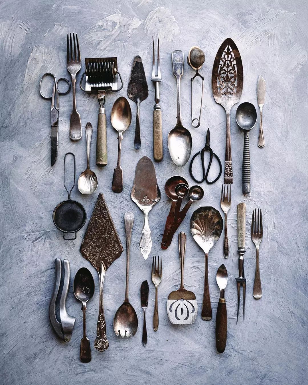 餐桌上饭菜的味道,餐桌上的金属