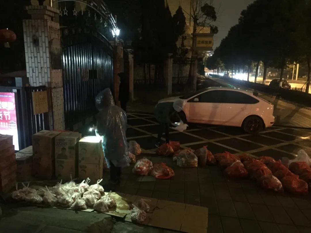 远亲不如近邻武汉福达坊集团特殊时期为市民稳价保供