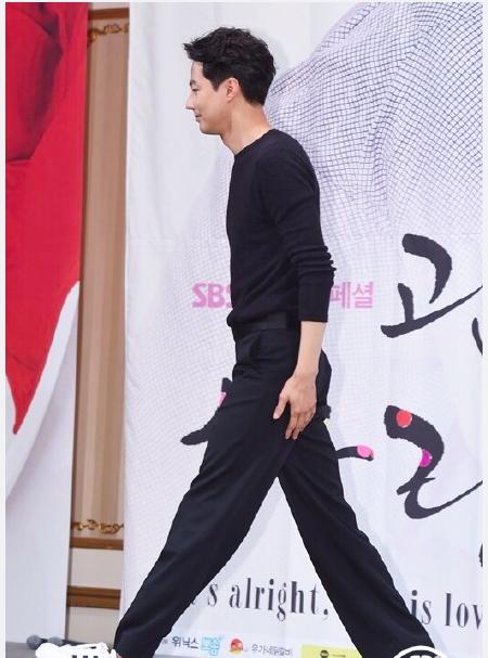 易烊千玺侧颜红光照坐地上,易烊千玺最惊艳的颜