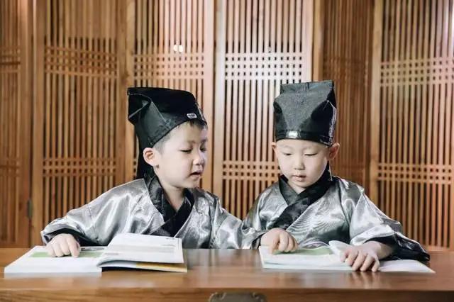 读书成绩好出社会却一事无成,读书读得好进入社会很呆板