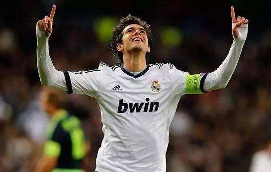 梅西脱衣、德罗巴三杠滑跪，盘点那些奇葩逗比的球星庆祝动作