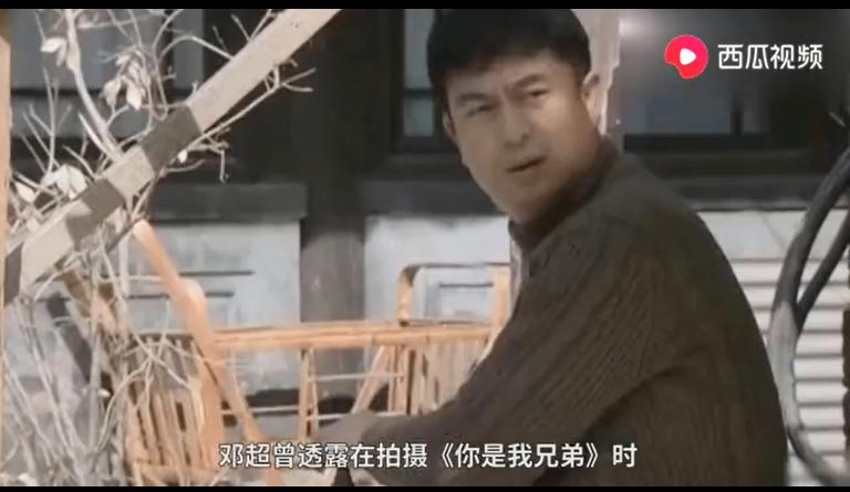 才49岁的张嘉译头发花白，走路已需要人扶？西瓜视频为你揭秘