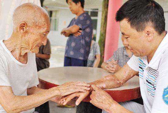 三年前从火场救出孩子的恩人,10年前火场救的那个女孩