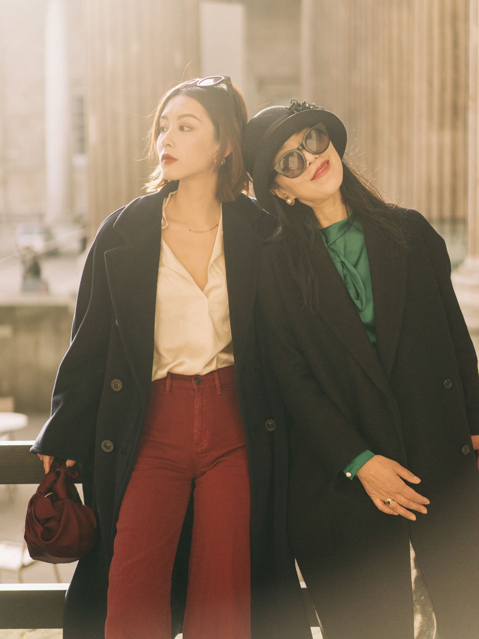 上了岁数的女人，冬天穿衣要有讲究，帽子+呢大衣，时髦又显气质