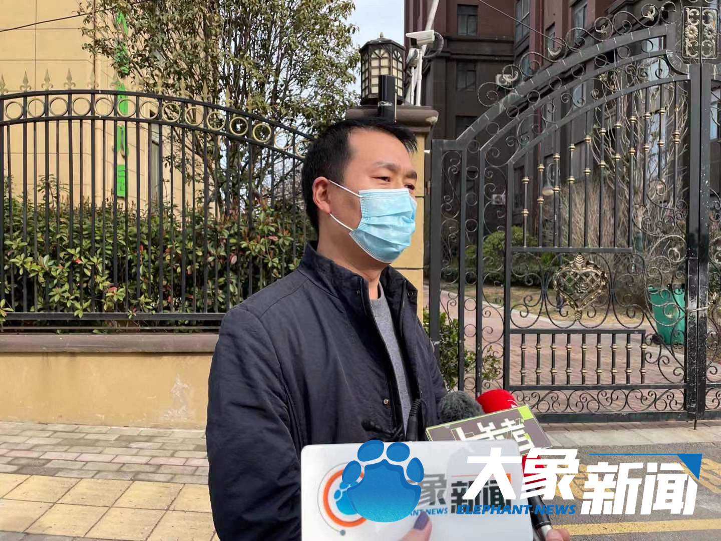 河南新郑维也纳湖畔小区内幼儿园发生塌陷,教学楼地基裸露