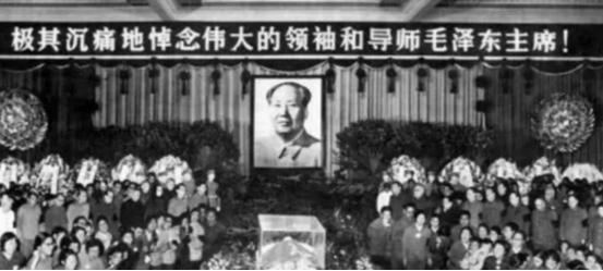 79年，*子珍贺**坐车路过*安门天**，看到毛主席挂像时直起身：开得慢点