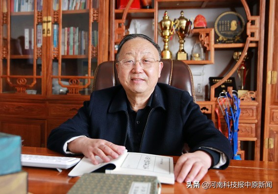 谁持彩练当空舞诗句,谁持彩练当空舞是几年级的诗