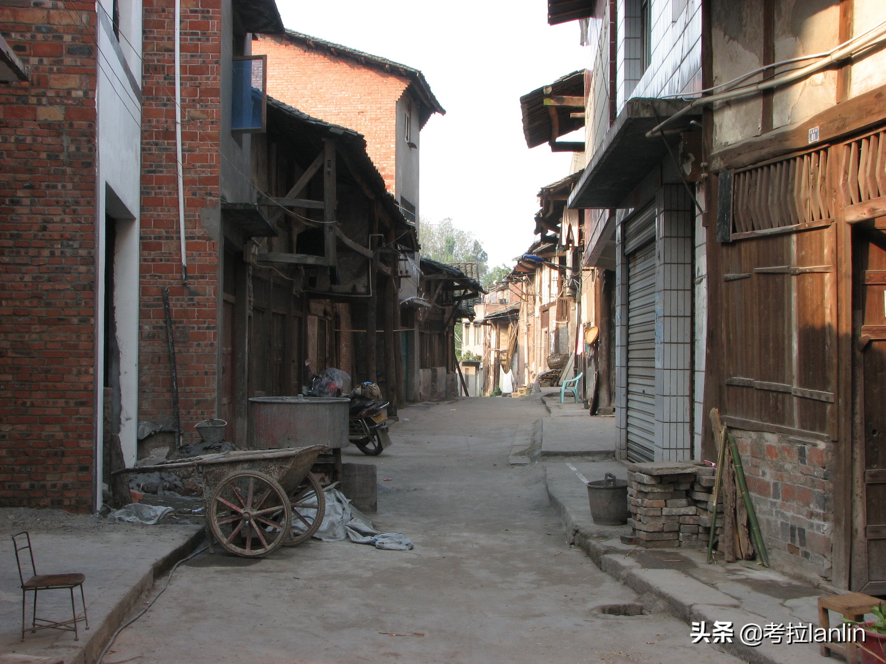 一扇扇关闭的店门,就像一张张欲说无言的嘴、一张张戴着口罩的脸