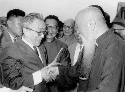 他醉酒后题字：“不可随处小便”，醒后重新排序，竟成为至理名言