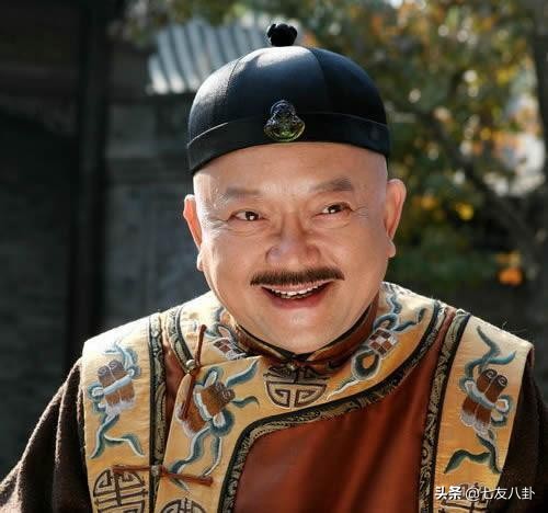 王刚三婚娶小20岁娇妻,老来得子儿孙同岁,72岁仍奔波自找罪受?