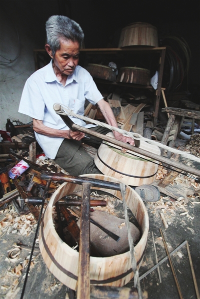 箍桶消失的老人,记忆中的老行当箍桶匠