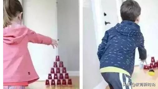 宝宝宅家太久，背上书包想出去玩，他拉铁门的样子，看起来很失望