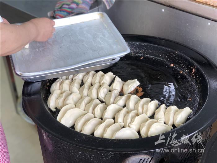 沙富生煎锅贴大王排长队也要吃的锅贴米道好