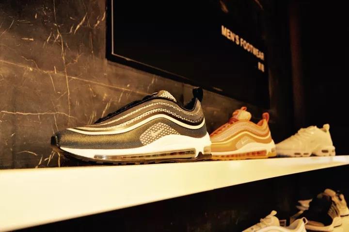 媒体+零售线上线下一体的Yoho集合店，年轻潮人们的集合地！