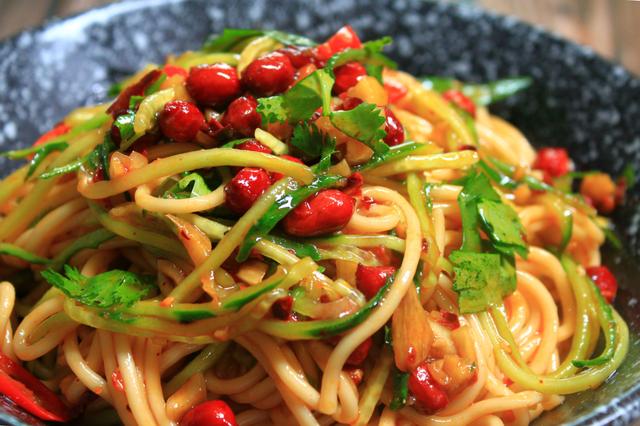 煮面条的时候水放少了怎么办,煮面条时水开下锅就错了