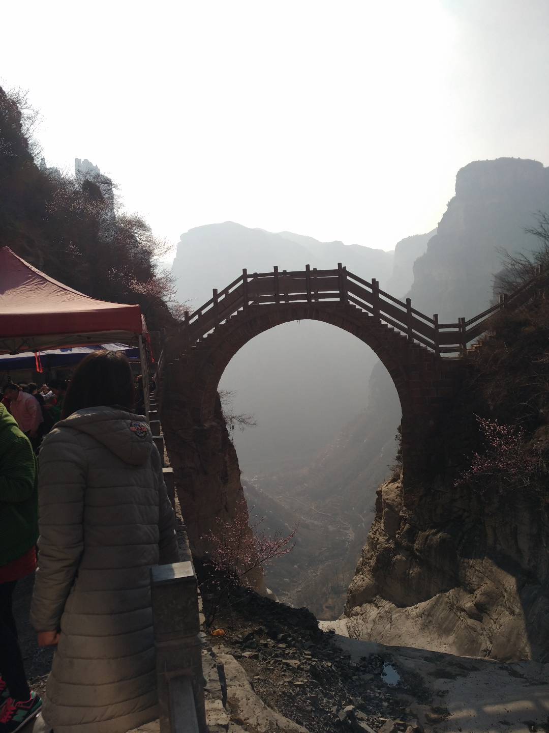 世界上最奇怪的挂壁公路,世界最高挂壁公路