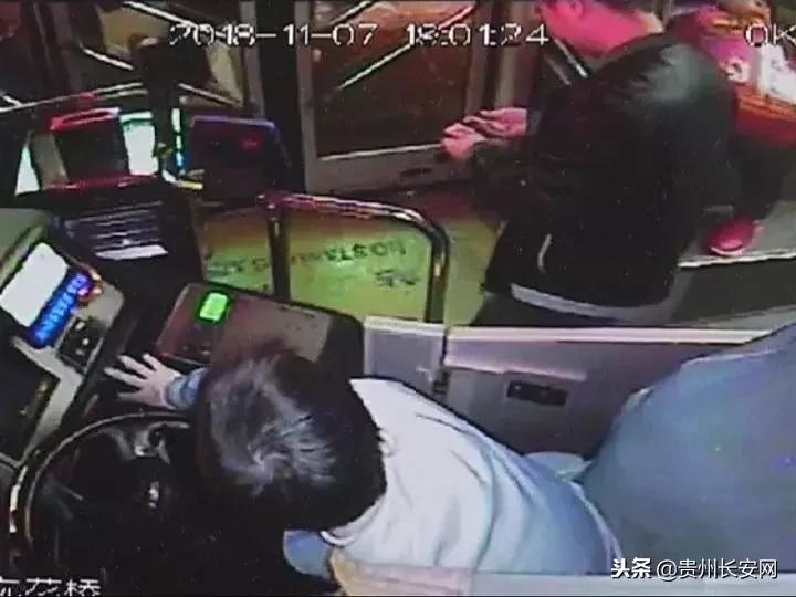 公交司机被锁喉一位少年出手了,遵义公交29路撞到11路公交事件