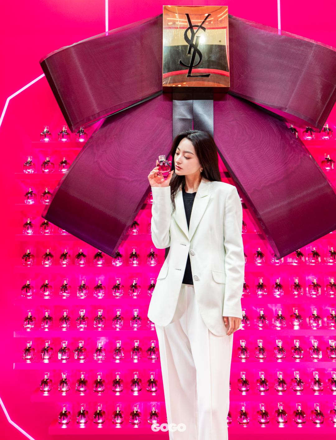 YSL直升机狂爱来袭，带你穿越巴黎，“上天”告白