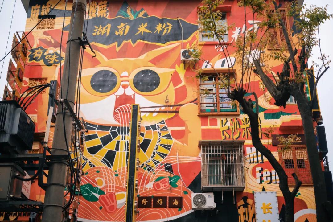 把繁华踩在脚下,将吃喝囊括周边。去长沙要住地标里