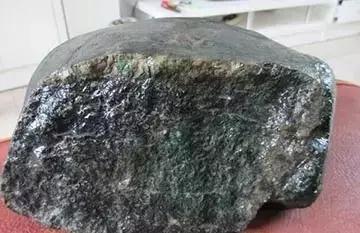 挑选翡翠手镯时会踏进哪些误区,怎样挑选翡翠原石赌石